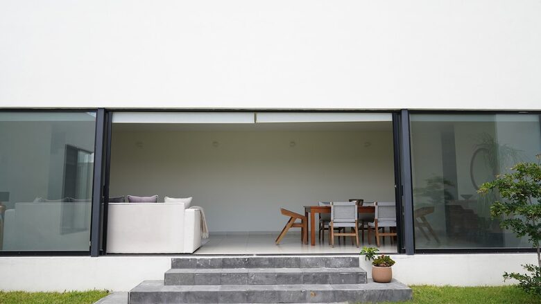 Stylish Contemporary Stay with Ample Outdoor Living - León, Mexico