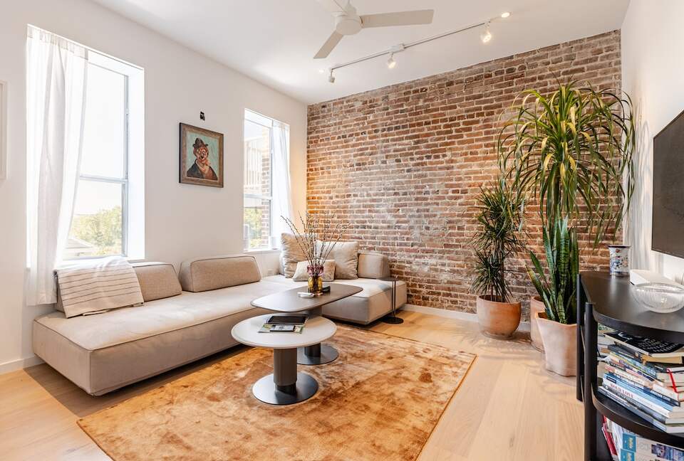 Romantic Downtown Hideaway on Colonial Lake - Charleston, South Carolina