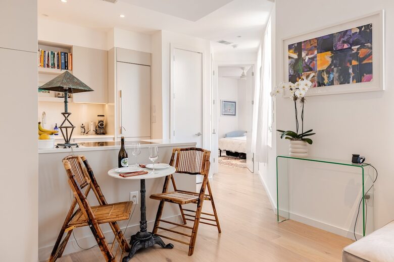 Romantic Downtown Hideaway on Colonial Lake - Charleston, South Carolina