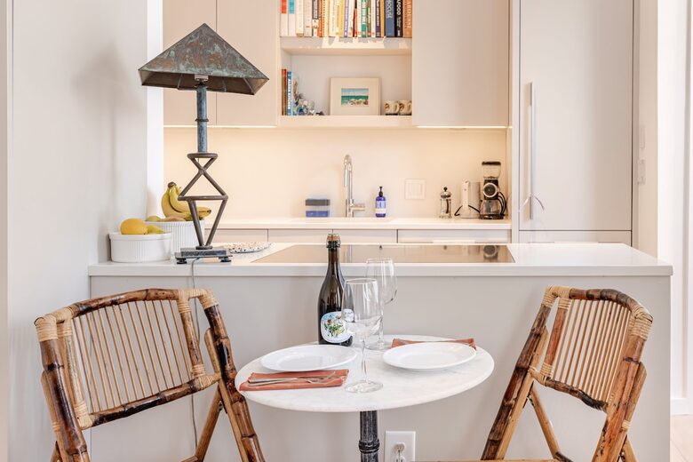 Romantic Downtown Hideaway on Colonial Lake - Charleston, South Carolina