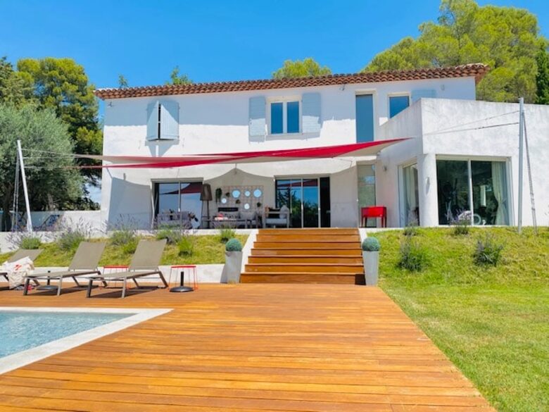 Elegant Hillside Retreat in Aix-en-Provence - Aix-en-Provence, France