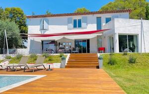 Elegant Hillside Retreat in Aix-en-Provence - Aix-en-Provence, France