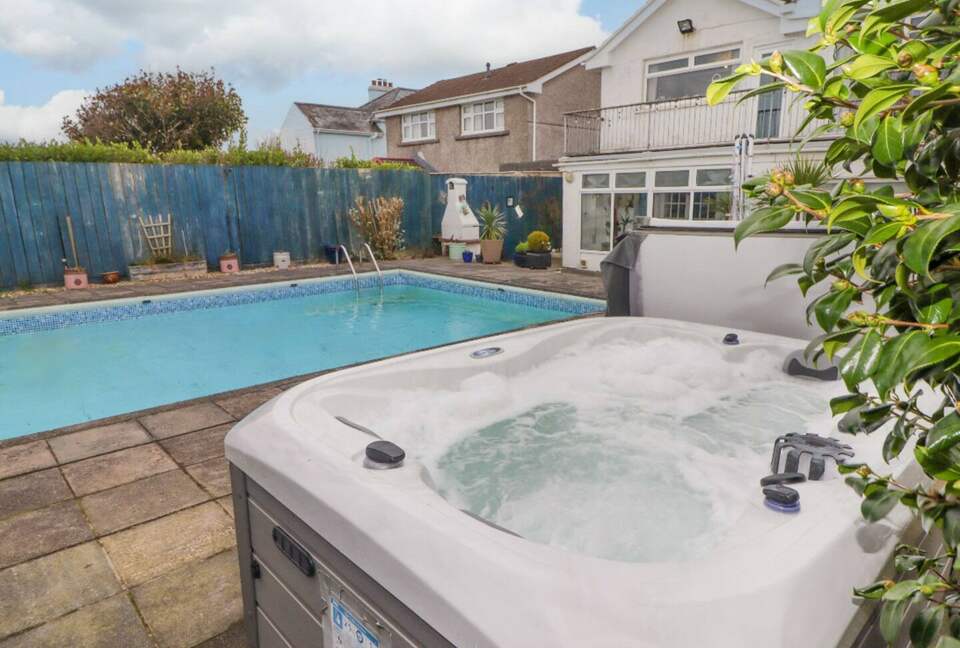 Stylish Coastal Escape Surrounded by Nature - Milford Haven, United Kingdom