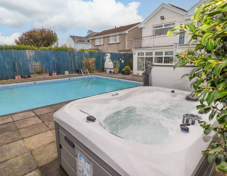 Stylish Coastal Escape Surrounded by Nature - Milford Haven, United Kingdom