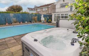 Stylish Coastal Escape Surrounded by Nature - Milford Haven, United Kingdom