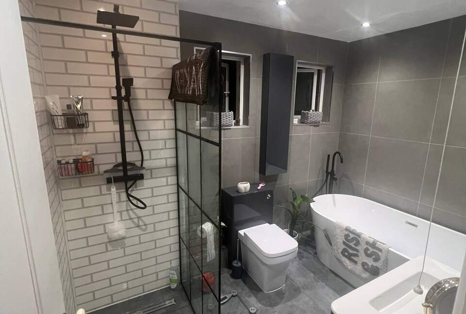 Stylish Coastal Escape Surrounded by Nature - Milford Haven, United Kingdom