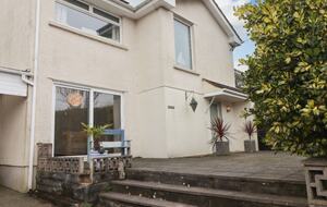 Stylish Coastal Escape Surrounded by Nature - Milford Haven, United Kingdom