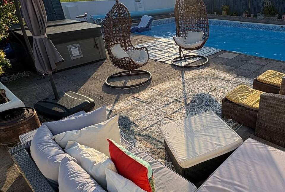 Stylish Coastal Escape Surrounded by Nature - Milford Haven, United Kingdom