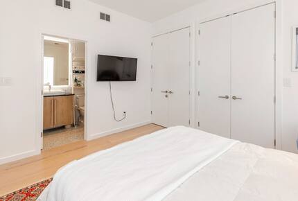 Romantic Downtown Hideaway on Colonial Lake - Charleston, South Carolina