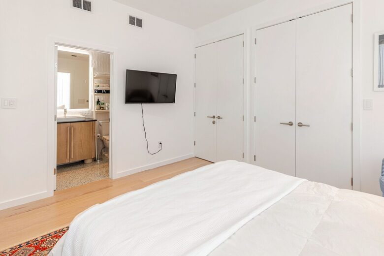 Romantic Downtown Hideaway on Colonial Lake - Charleston, South Carolina