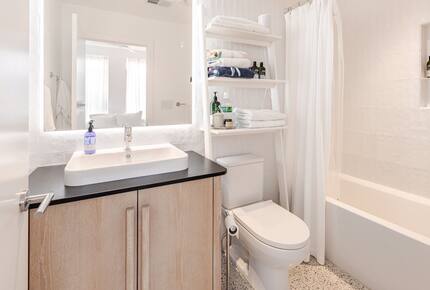 Romantic Downtown Hideaway on Colonial Lake - Charleston, South Carolina