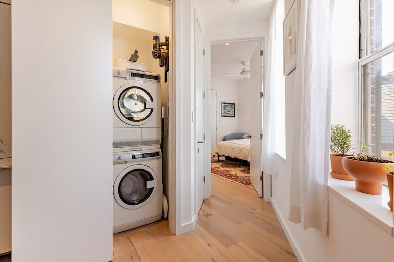 Romantic Downtown Hideaway on Colonial Lake - Charleston, South Carolina