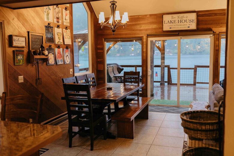 Lake Sutherland Hideaway with Mountain Views - Port Angeles, Washington