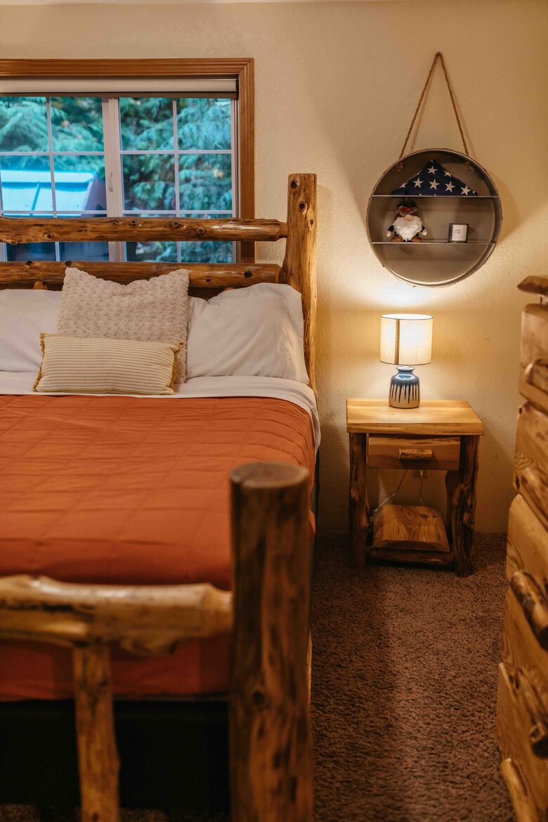 Lake Sutherland Hideaway with Mountain Views - Port Angeles, Washington