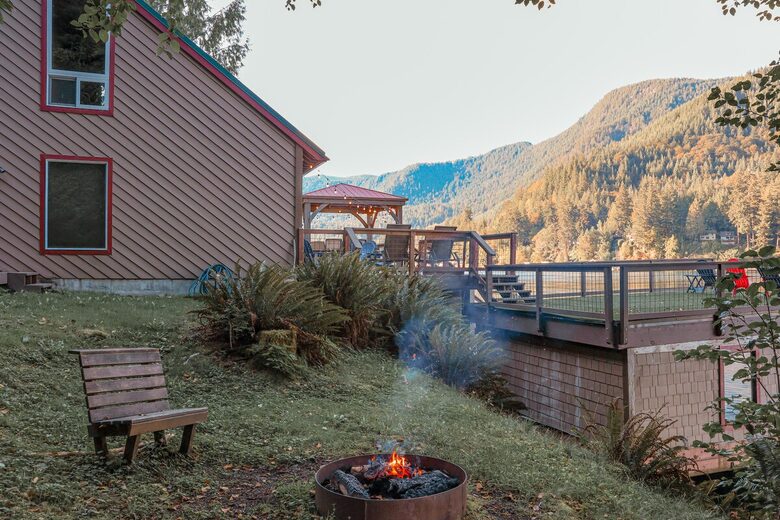 Lake Sutherland Hideaway with Mountain Views - Port Angeles, Washington