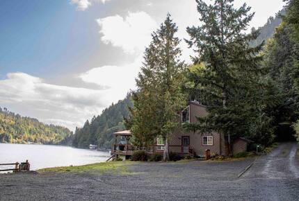 Lake Sutherland Hideaway with Mountain Views - Port Angeles, Washington