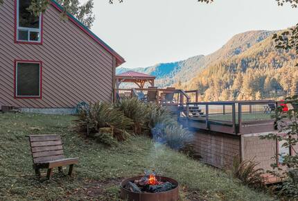 Lake Sutherland Hideaway with Mountain Views - Port Angeles, Washington