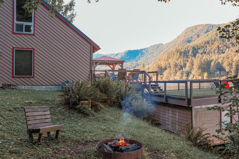 Lake Sutherland Hideaway with Mountain Views - Port Angeles, Washington