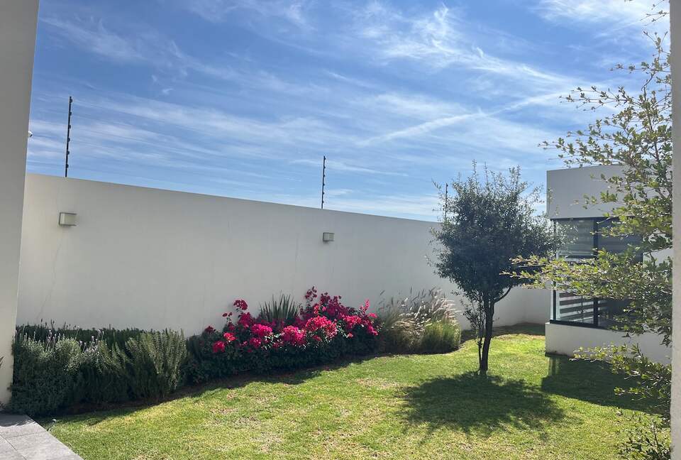 Stylish Contemporary Stay with Ample Outdoor Living - León, Mexico