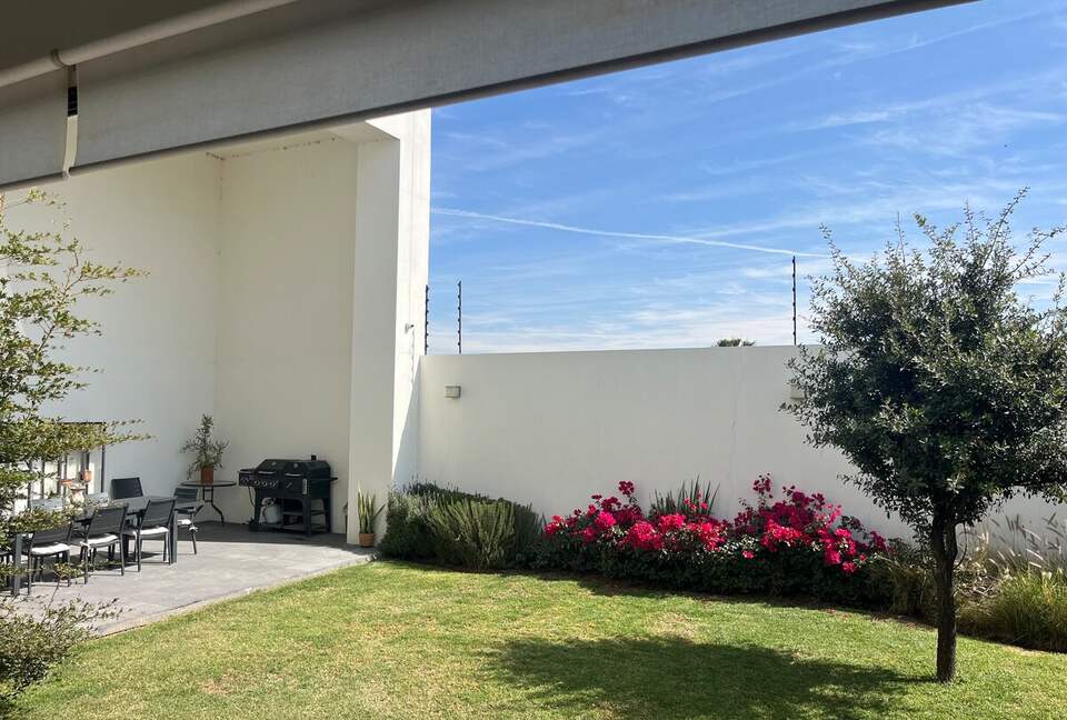 Stylish Contemporary Stay with Ample Outdoor Living - León, Mexico