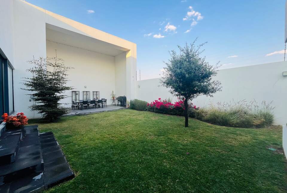 Stylish Contemporary Stay with Ample Outdoor Living - León, Mexico