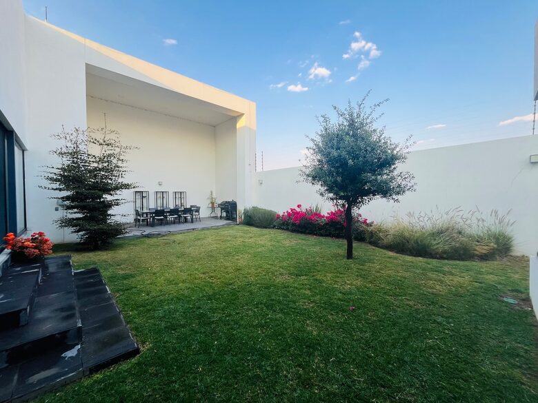 Stylish Contemporary Stay with Ample Outdoor Living - León, Mexico