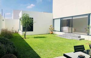 Stylish Contemporary Stay with Ample Outdoor Living - León, Mexico