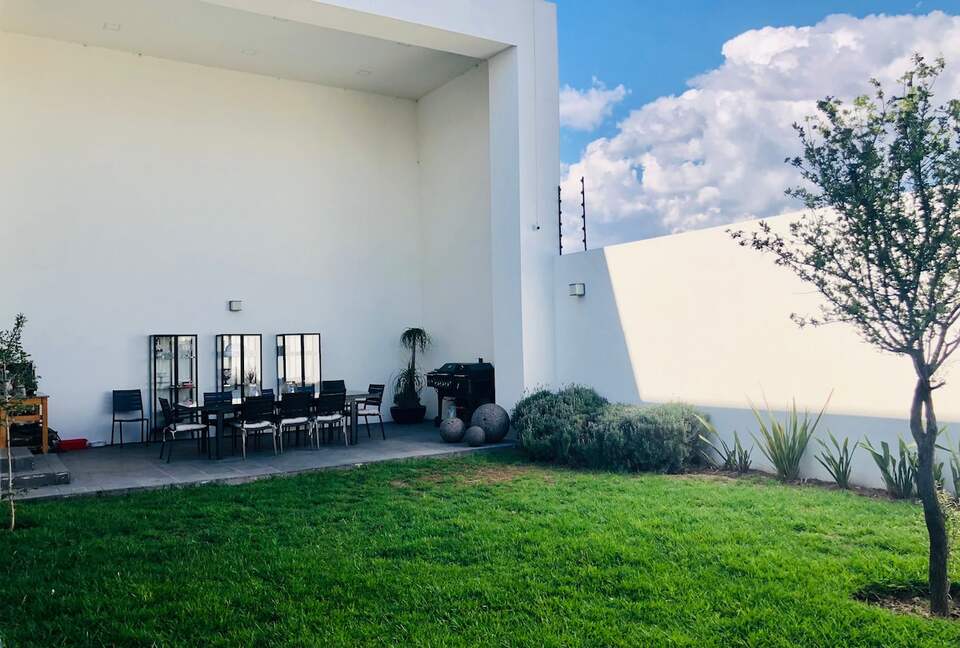 Stylish Contemporary Stay with Ample Outdoor Living - León, Mexico