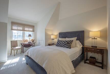 Guest bedroom en-suite with queen bed