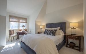 Guest bedroom en-suite with queen bed