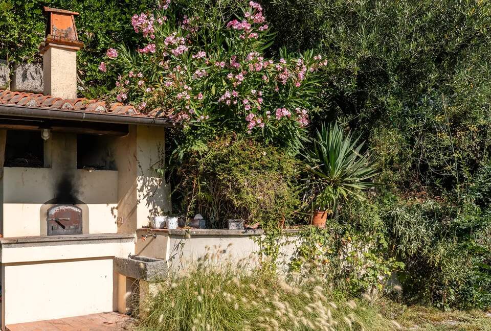 Refined Escape Surrounded by the Tuscan Hills - Coreglia Antelminelli, Italy