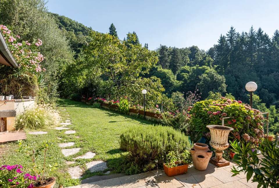 Refined Escape Surrounded by the Tuscan Hills - Coreglia Antelminelli, Italy