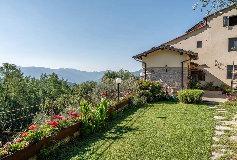 Refined Escape Surrounded by the Tuscan Hills - Coreglia Antelminelli, Italy