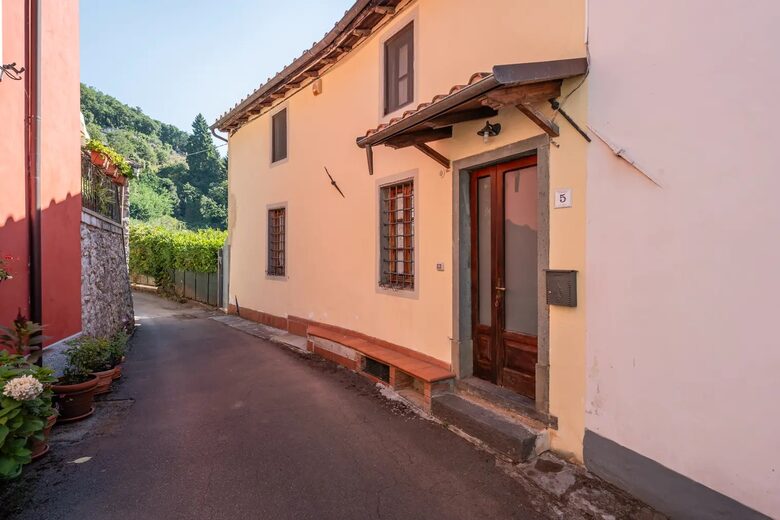 Refined Escape Surrounded by the Tuscan Hills - Coreglia Antelminelli, Italy