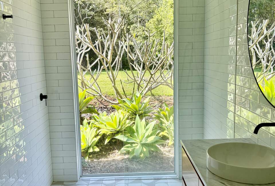 Hilltop Retreat with Infinity Pool and Tennis Court - Myocum, Australia