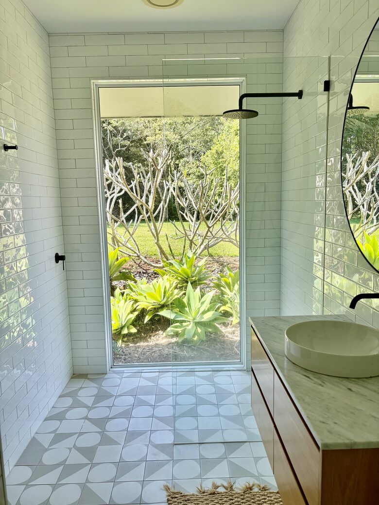 Hilltop Retreat with Infinity Pool and Tennis Court - Myocum, Australia