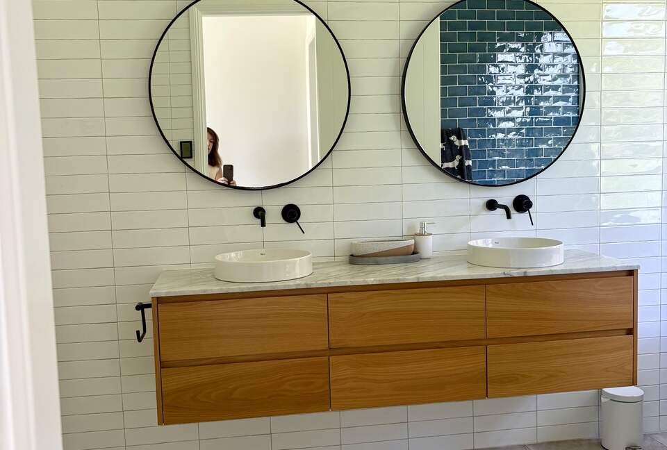 Hilltop Retreat with Infinity Pool and Tennis Court - Myocum, Australia