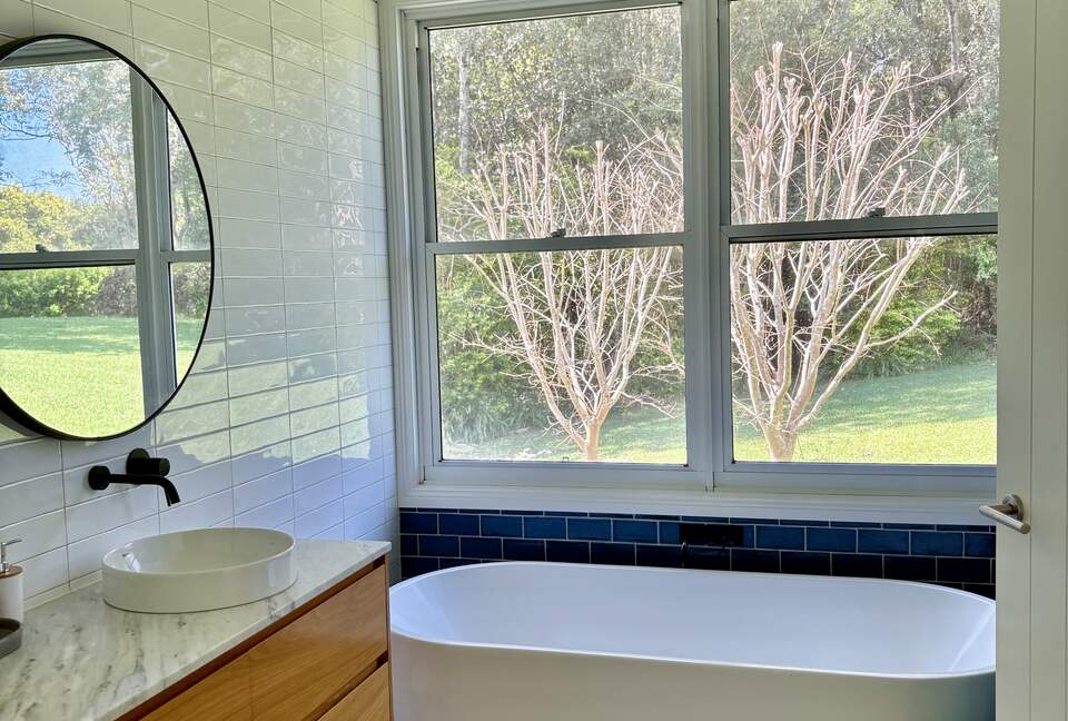 Hilltop Retreat with Infinity Pool and Tennis Court - Myocum, Australia