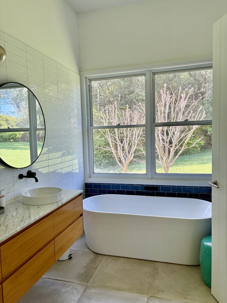 Hilltop Retreat with Infinity Pool and Tennis Court - Myocum, Australia