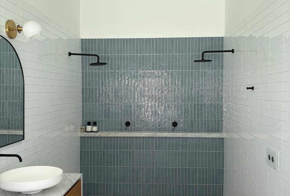 Hilltop Retreat with Infinity Pool and Tennis Court - Myocum, Australia