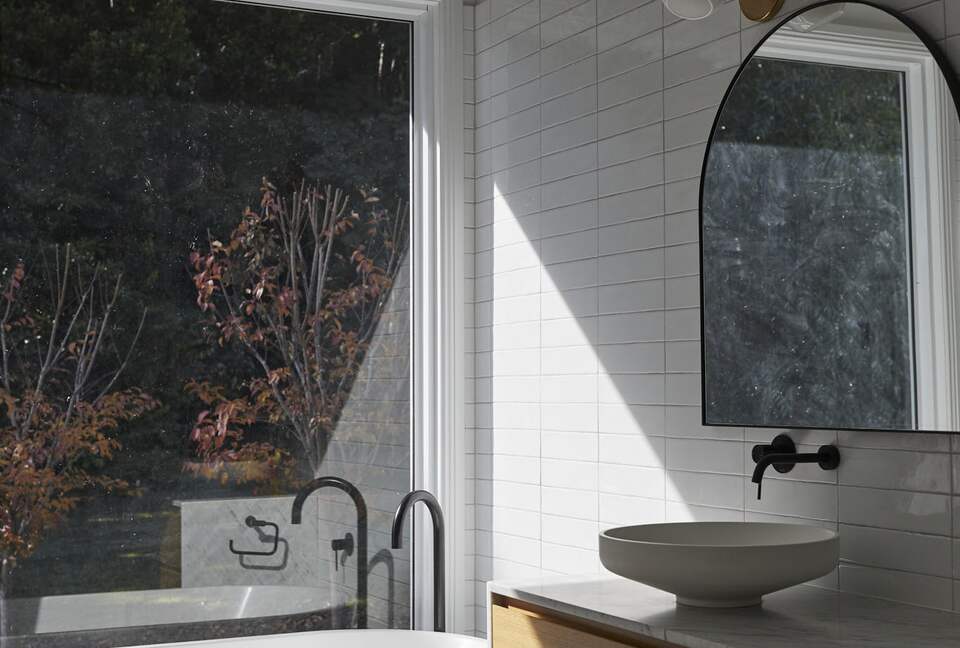 Hilltop Retreat with Infinity Pool and Tennis Court - Myocum, Australia