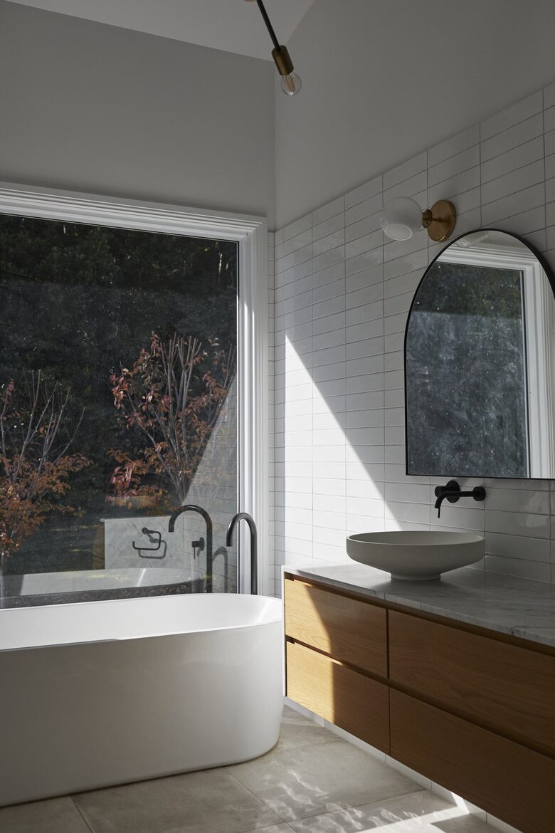 Hilltop Retreat with Infinity Pool and Tennis Court - Myocum, Australia