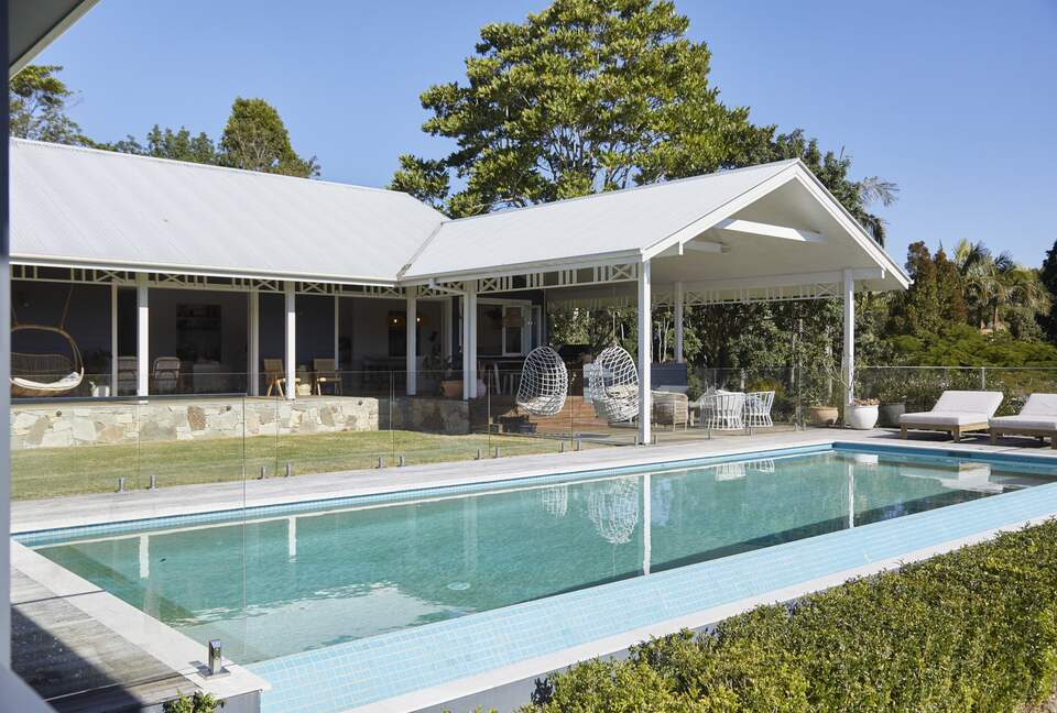 Hilltop Retreat with Infinity Pool and Tennis Court - Myocum, Australia