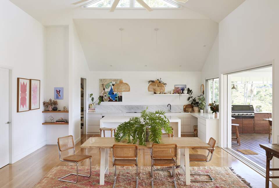 Hilltop Retreat with Infinity Pool and Tennis Court - Myocum, Australia