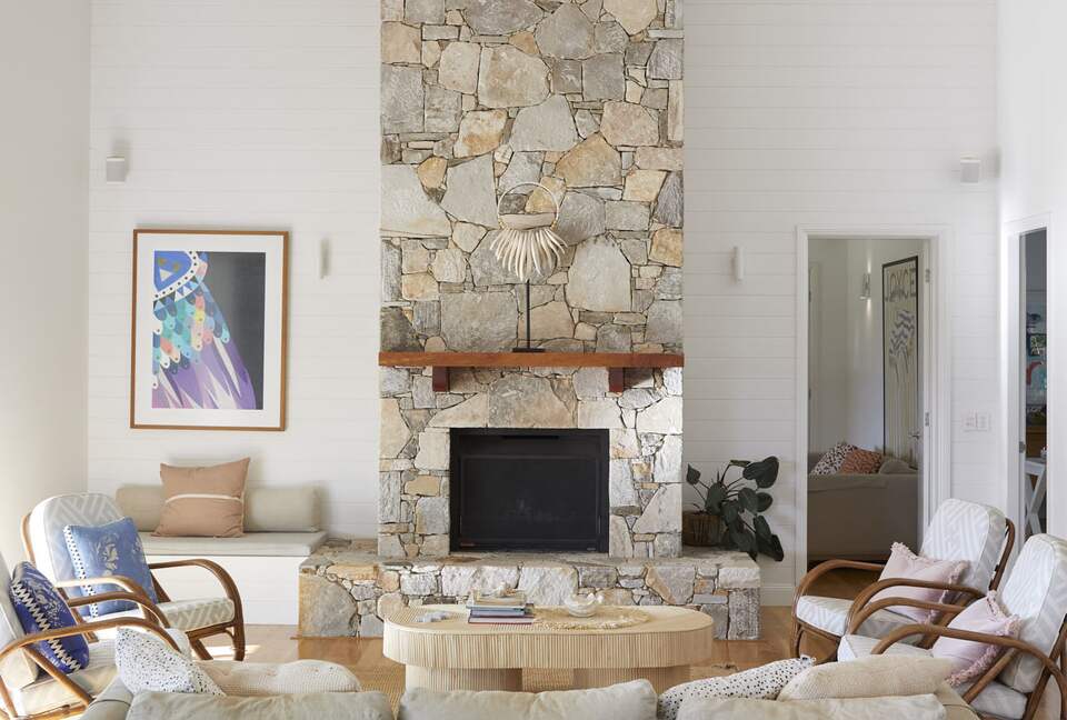 Hilltop Retreat with Infinity Pool and Tennis Court - Myocum, Australia