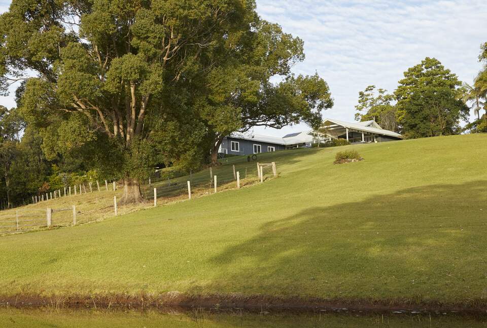 Hilltop Retreat with Infinity Pool and Tennis Court - Myocum, Australia