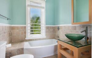 Steps from French Leave Beach | Spacious Luxury in Governor’s Harbour - Governor's Harbour, Bahamas