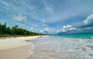 Steps from French Leave Beach | Spacious Luxury in Governor’s Harbour - Governor's Harbour, Bahamas