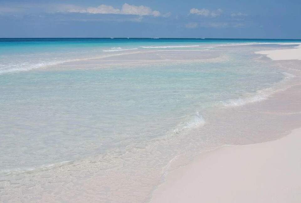 Steps from French Leave Beach | Spacious Luxury in Governor’s Harbour - Governor's Harbour, Bahamas