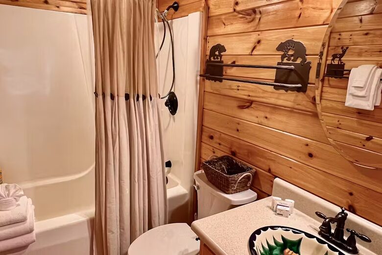 Secluded Blue Ridge Cabin with Hot Tub & Firepit - Blue Ridge, Georgia